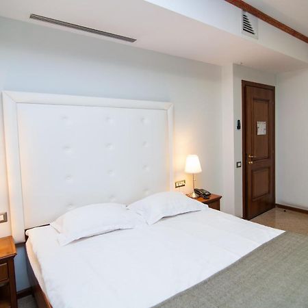 Dbh Bucharest Hotel Eksteriør billede